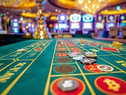 Pengguna membaca syarat bonus melalui ponsel
